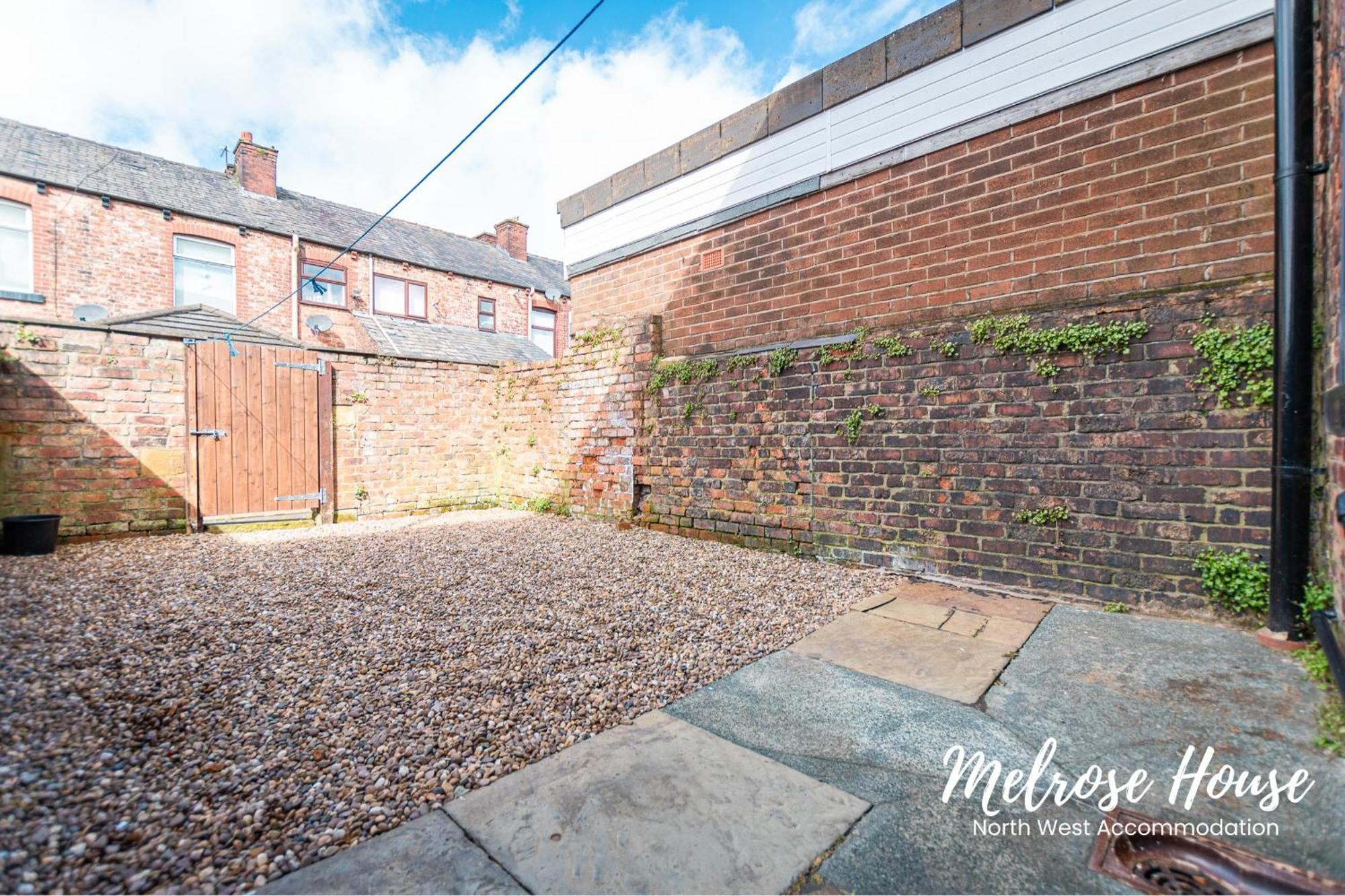 Manchester Work Stays 2Br Home With Parking & Wifi Exterior photo