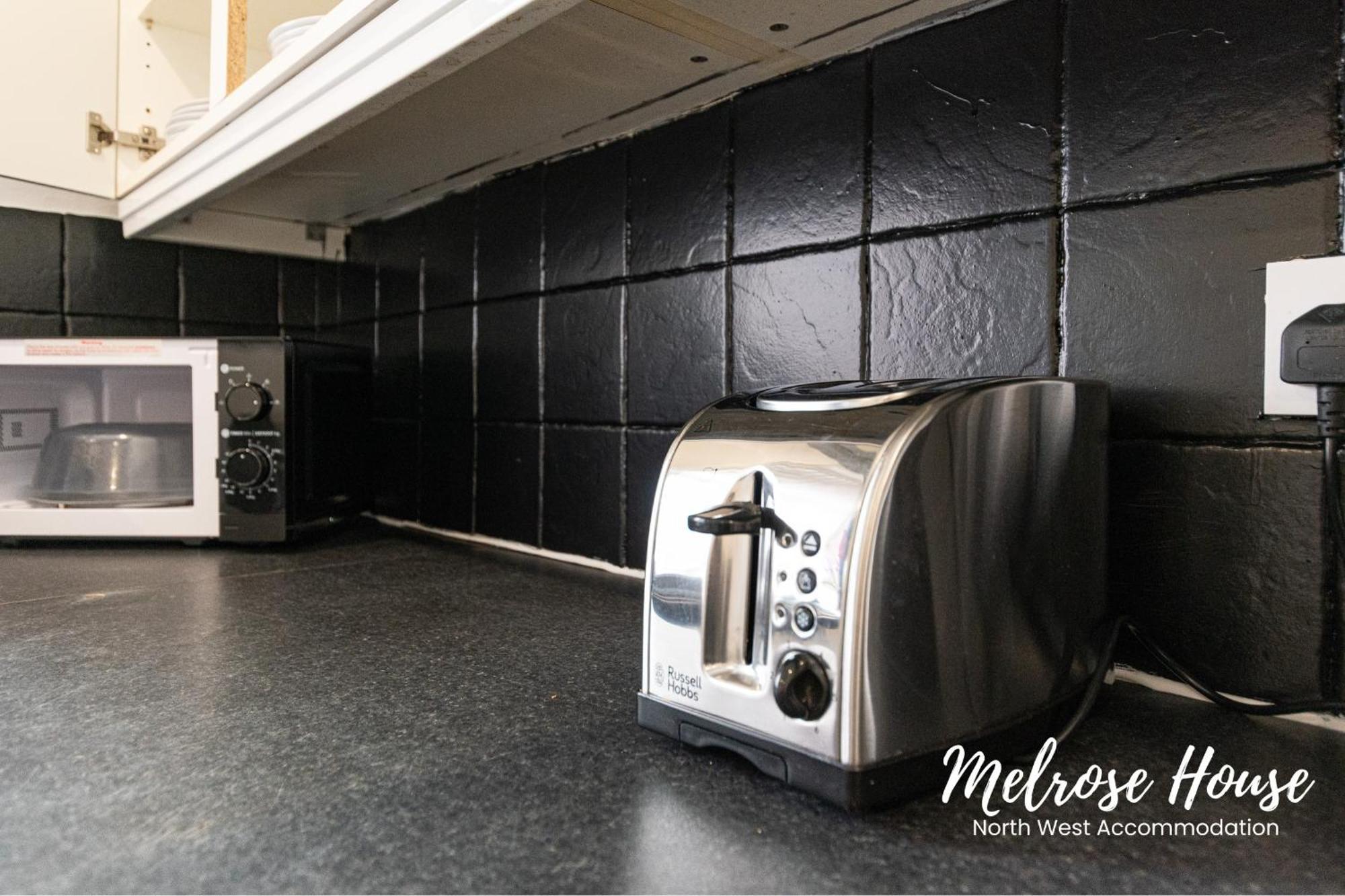 Manchester Work Stays 2Br Home With Parking & Wifi Exterior photo