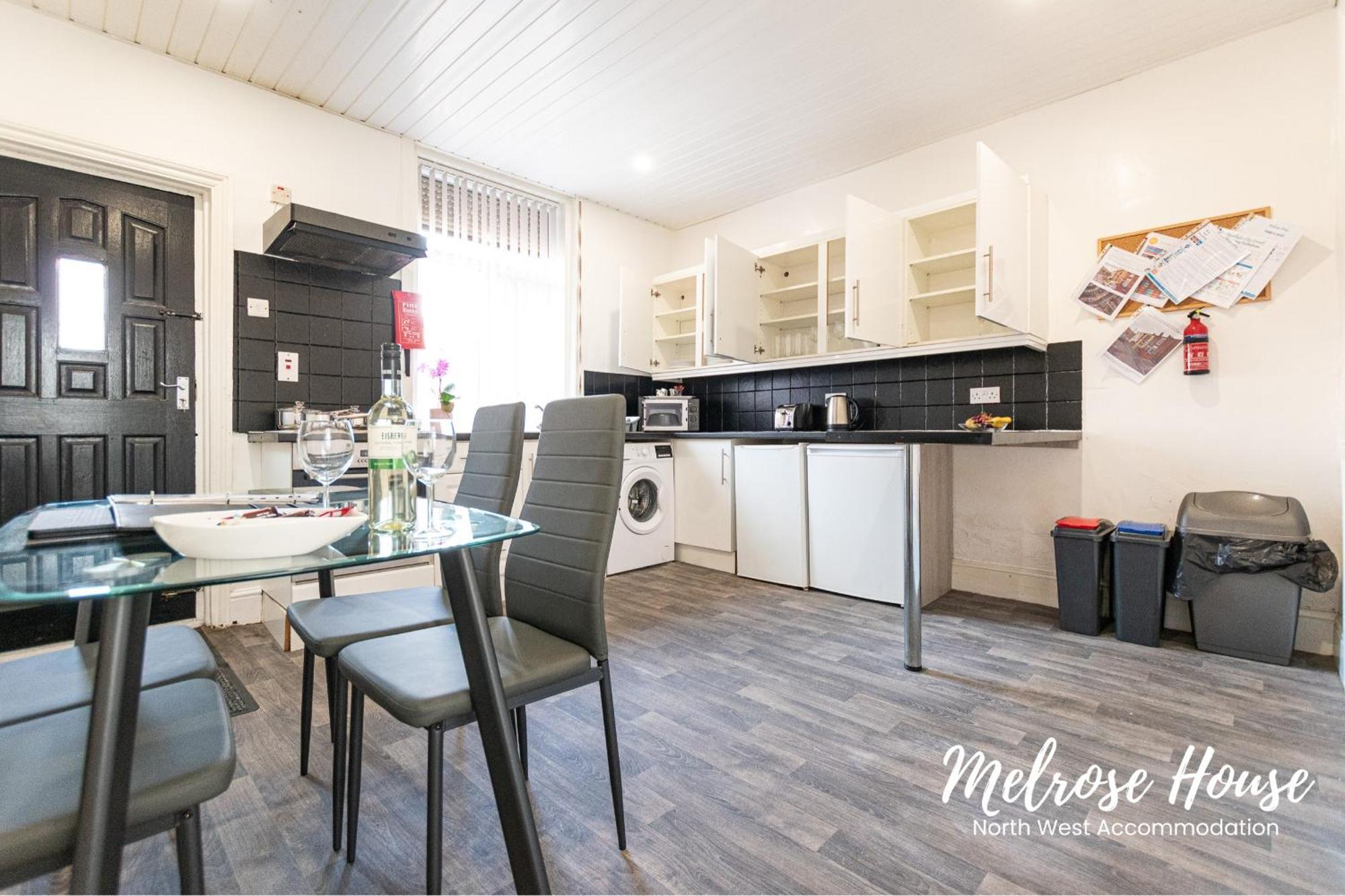 Manchester Work Stays 2Br Home With Parking & Wifi Exterior photo