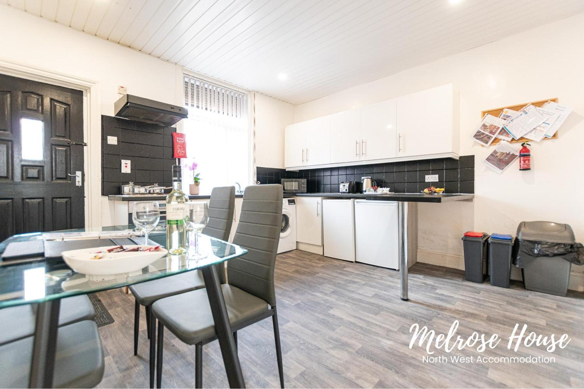 Manchester Work Stays 2Br Home With Parking & Wifi Exterior photo
