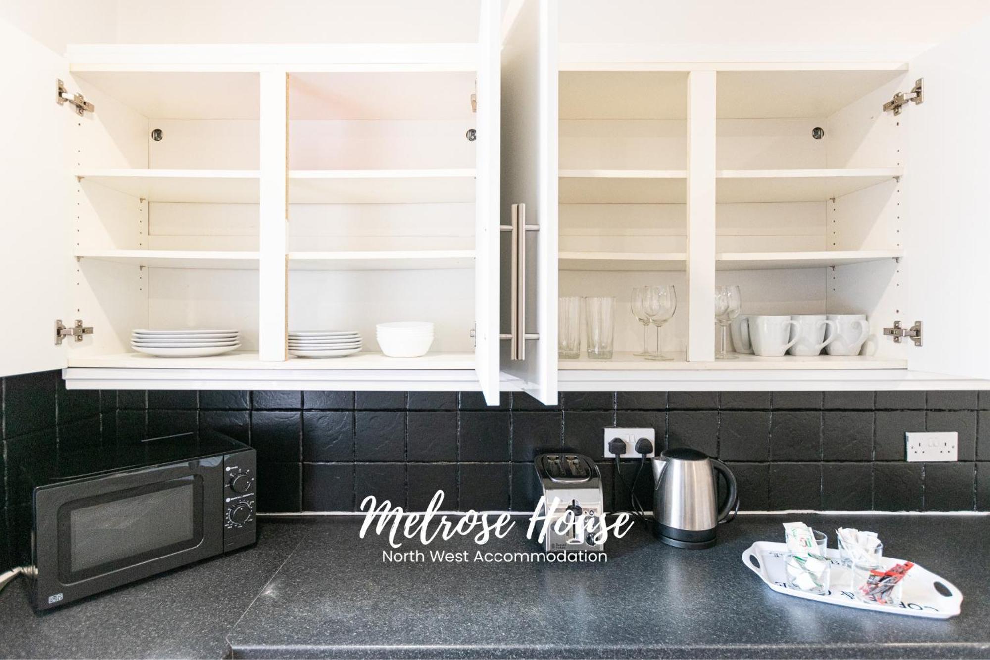 Manchester Work Stays 2Br Home With Parking & Wifi Exterior photo