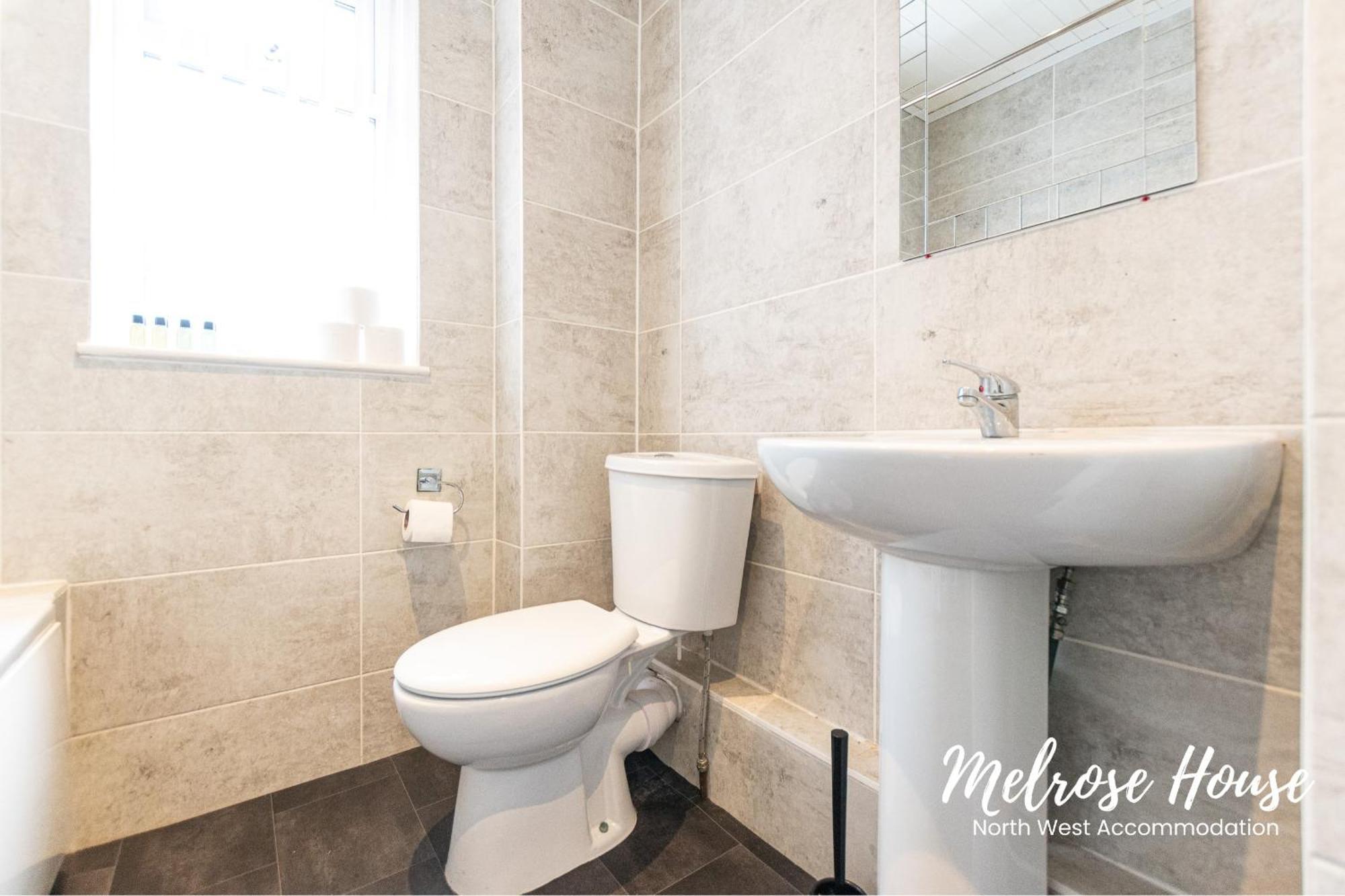 Manchester Work Stays 2Br Home With Parking & Wifi Exterior photo