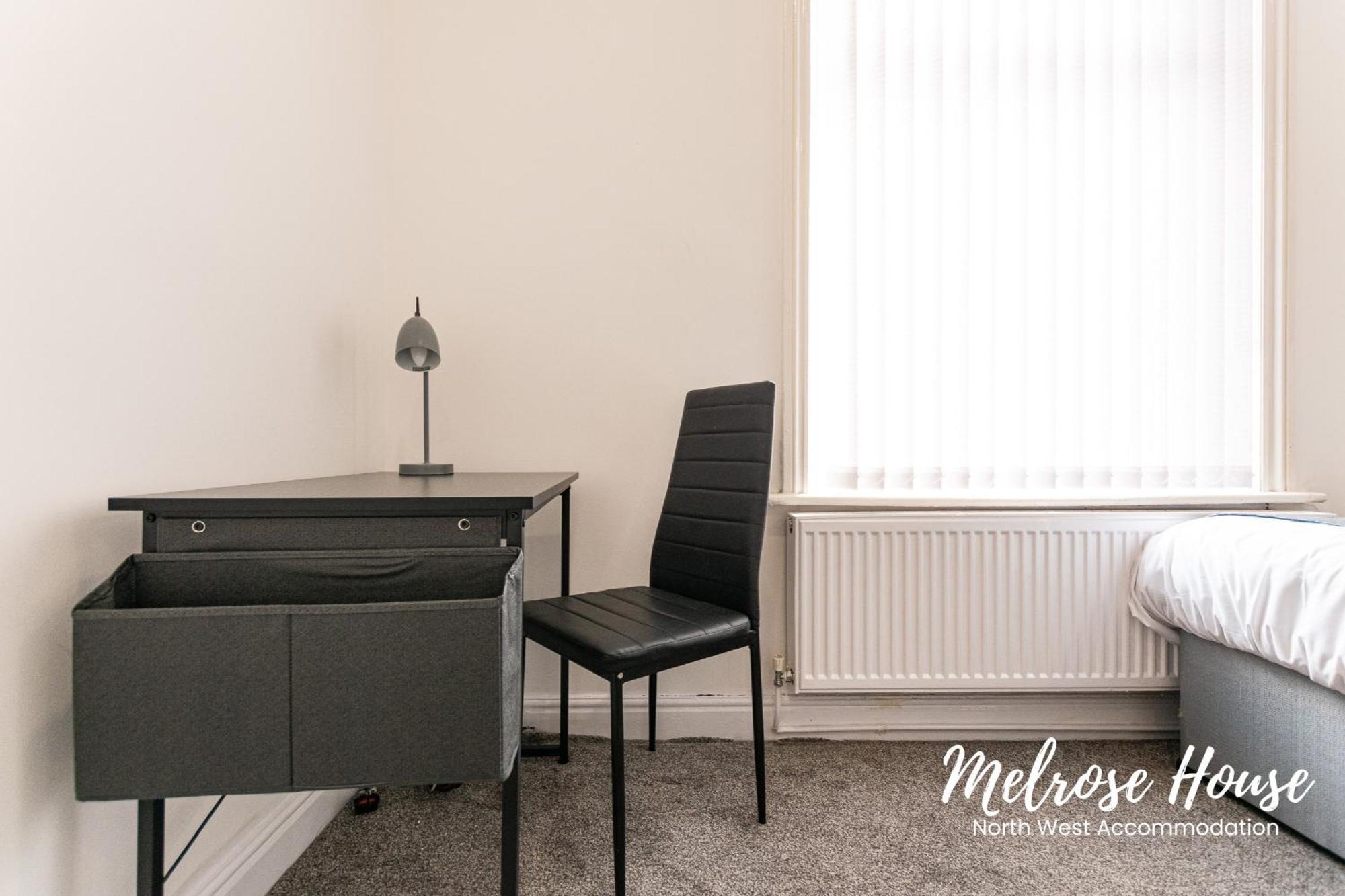 Manchester Work Stays 2Br Home With Parking & Wifi Exterior photo
