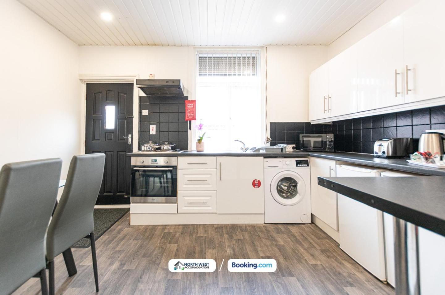 Manchester Work Stays 2Br Home With Parking & Wifi Exterior photo