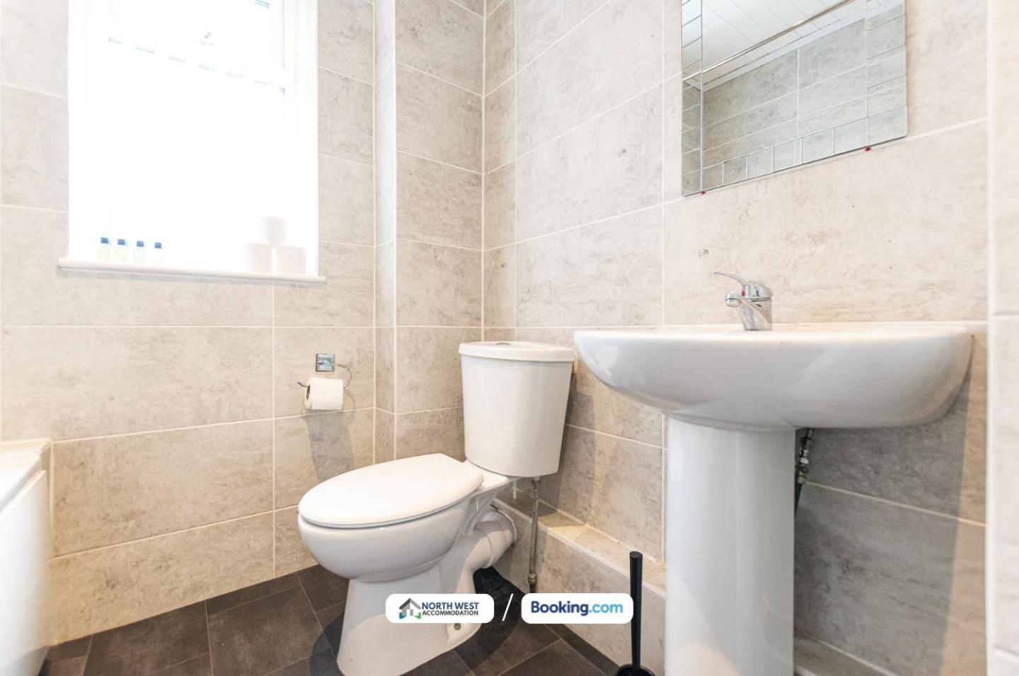 Manchester Work Stays 2Br Home With Parking & Wifi Exterior photo